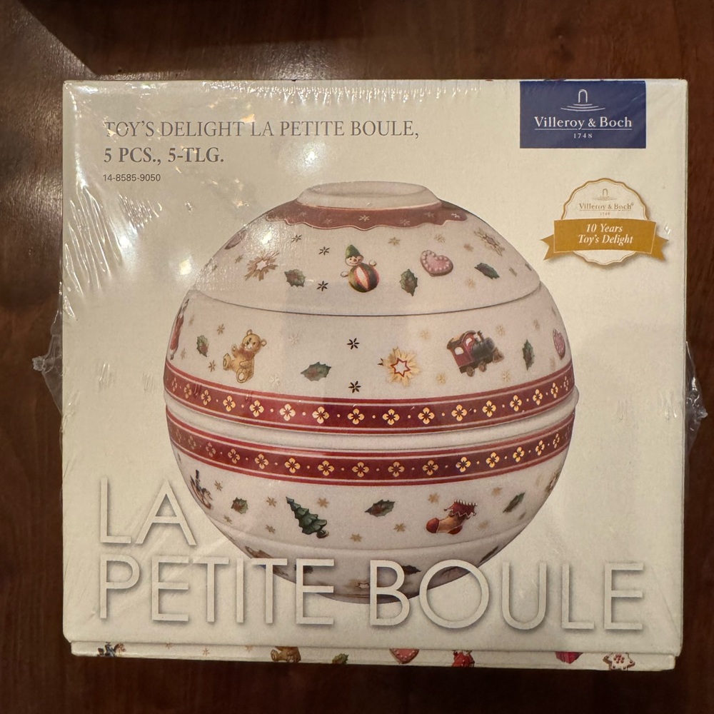 Villeroy & Boch Toy's Delight La Petite Boule Set with Red and Green Accents